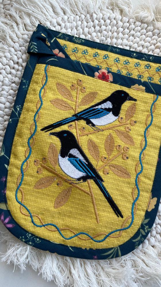 Кишеня Сороки на жовтому фоні Кишеня Сороки на жовтому фоні