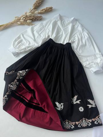 Спідниця двостороння з вибійкою Ластівки чорна/бордо (Індивідуальне пошиття) Спідниця двостороння з вибійкою Ластівки чорна/бордо (Індивідуальне пошиття)