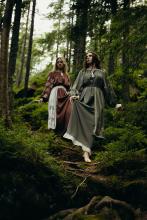 Сорочка довга з вибійкою, оздоблена мереживом Сорочка довга з вибійкою, оздоблена мереживом